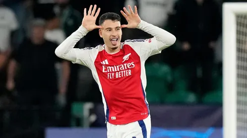 Gabriel Martinelli comemora seu gol na partida entre Sporting e Arsenal, no dia 26 de novembro de 2024. (Associated Press / Alamy Stock Photo)