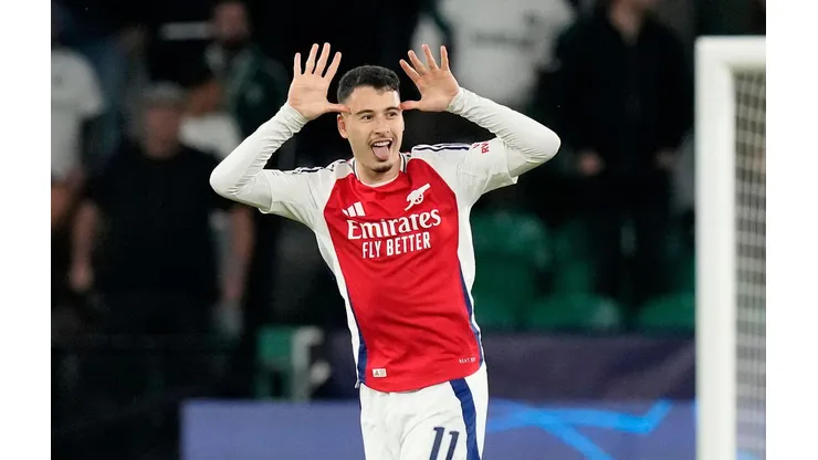 Gabriel Martinelli comemora seu gol na partida entre Sporting e Arsenal, no dia 26 de novembro de 2024. (Associated Press / Alamy Stock Photo)
