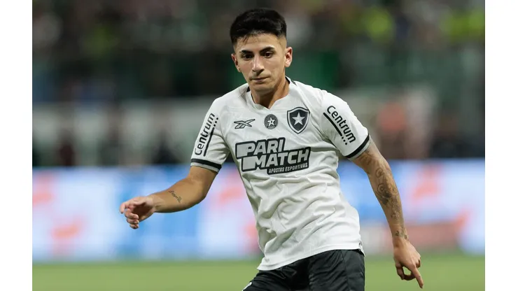 Thiago Almada em ação durante a partida entre Palmeiras e Botafogo, no dia 26 de novembro de 2024. (Vilmar Bannach / Alamy Stock Photo)