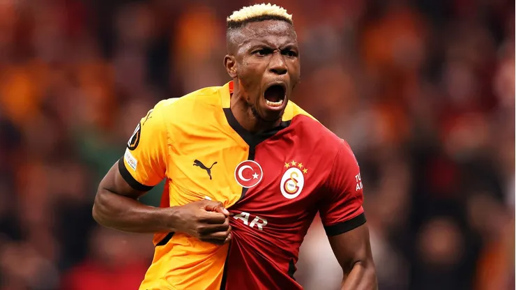 Manchester United trabalha para fechar troca de jogadores envolvendo Osimhen (Photo by Ahmad Mora/Getty Images)