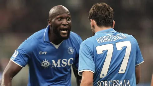 O talentoso Khvicha Kvaratskhelia, destaque do Napoli, é alvo de disputa entre gigantes como Manchester United e Barcelona. (Foto: IMAGO / LaPresse)