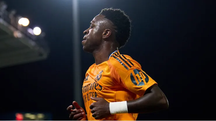 Vinícius Júnior com a camisa do Real Madrid.