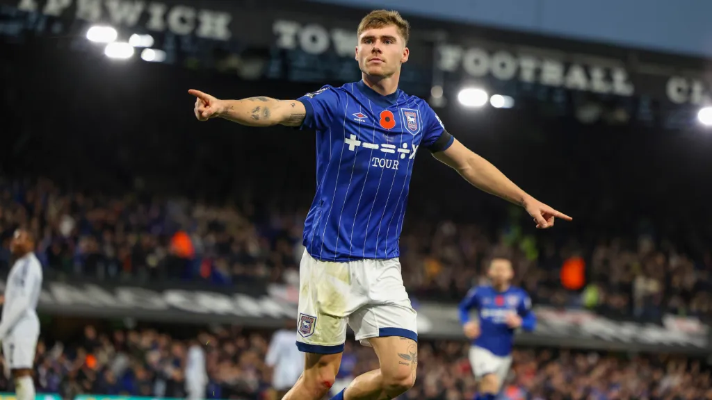 Leif Davis em partida do Ipswich Town contra o Leicester (Foto: IMAGO / Every Second Media)