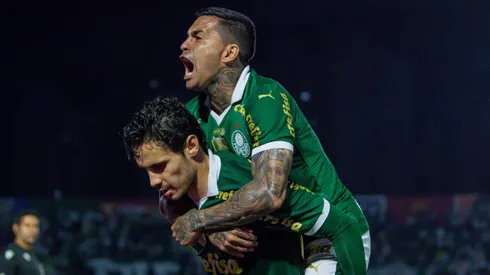Raphael Veiga e Dudu comemora gol pelo Palmeiras.