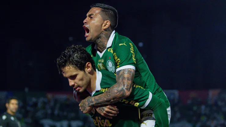 Raphael Veiga e Dudu comemora gol pelo Palmeiras.