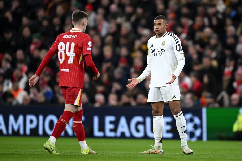 Conor Bradley e Mbappé em Liverpool x Real Madrid na Champions League (Photo by Justin Setterfield/Getty Images)