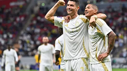Cristiano Ronaldo e Ângelo comemoram um dos gols do Al Nassr na vitória sobre o Al Gharafa, no dia 25 de novembro de 2024. (Xinhua / Alamy Stock Photo)