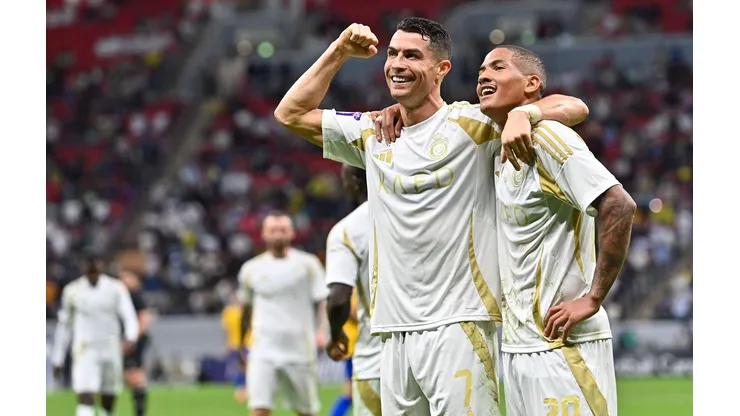 Cristiano Ronaldo e Ângelo comemoram um dos gols do Al Nassr na vitória sobre o Al Gharafa, no dia 25 de novembro de 2024. (Xinhua / Alamy Stock Photo)