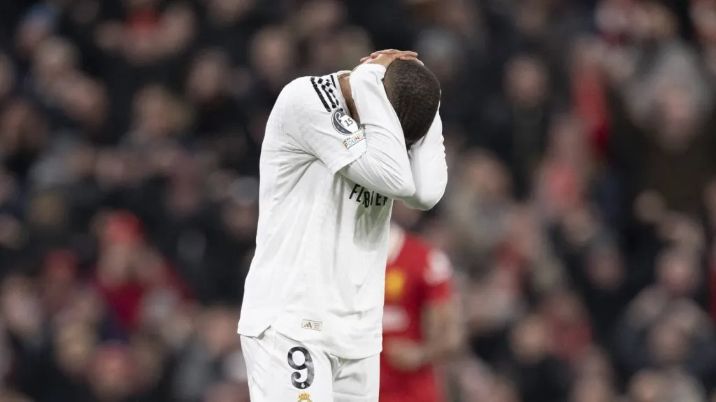 Mbappé instantes após perder a cobrança de pênalti no jogo de Liverpool v Real Madrid (IMAGO / Sports Press Photo)