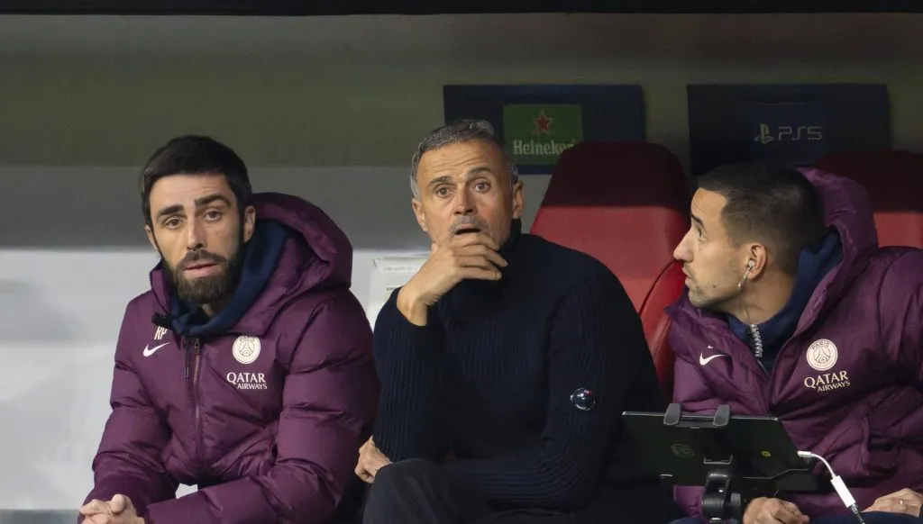 Luis Enrique com sua comissão sentado no banco de reservas na partida entre PSG v Bayern de Munique (IMAGO / MIS)