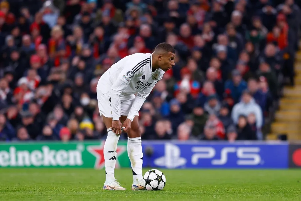 Kylian Mbappé antes de perder o pênalti contra Kellher, do Liverpool. Foto: Imago