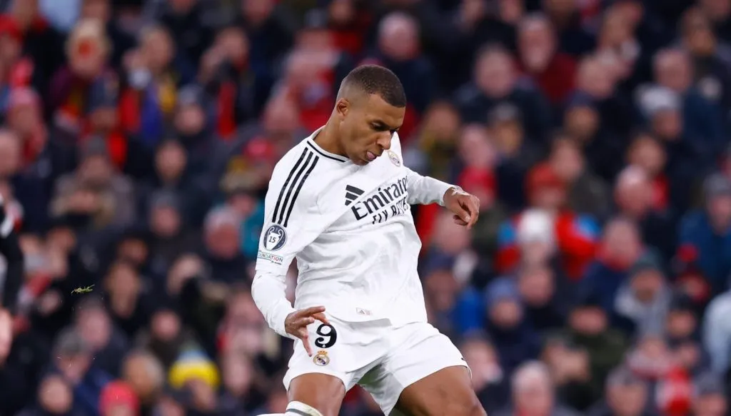 Mbappé prestes a perder o pênalti na partida entre Liverpool v Real Madrid pela Champions League (IMAGO / ZUMA Press Wire)