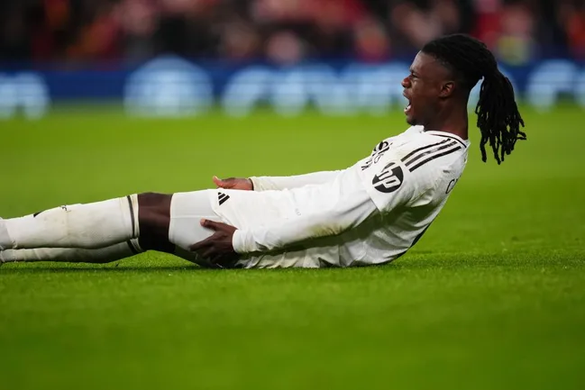 Eduardo Camavinga, do Real Madrid, no momento em que se lesionou contra o Liverpool. Foto: Imago