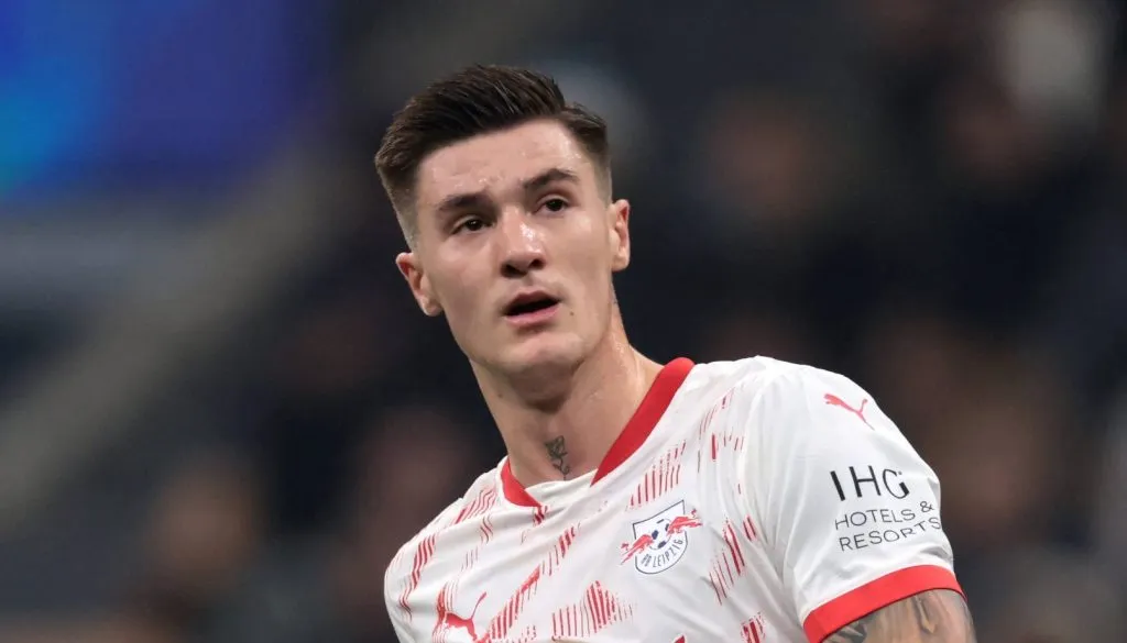 Sesko em campo com a camisa tradicional do RB Leipzig em jogo contra o Milan pela Champions League (IMAGO / Sportimage)