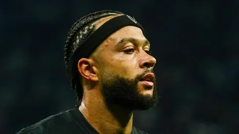 Atacante do Corinthians, Memphis Depay vai à sede dos Gaviões da Fiel.