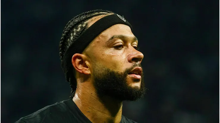 Atacante do Corinthians, Memphis Depay vai à sede dos Gaviões da Fiel.