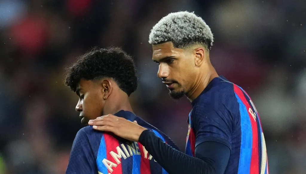 Ronald Araújo abraçando e falando com Lamine Yamal em uma partida pelo Barcelona (IMAGO / Pressinphoto)