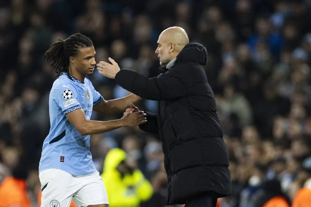 Nathan Aké cumprimenta Guardiola no Manchester City
