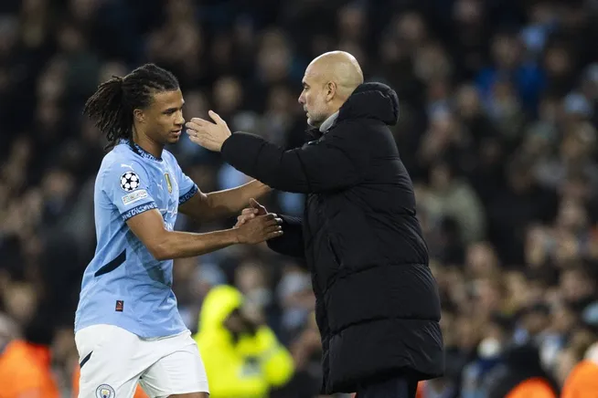 Nathan Aké cumprimenta Guardiola em jogo do Manchester City