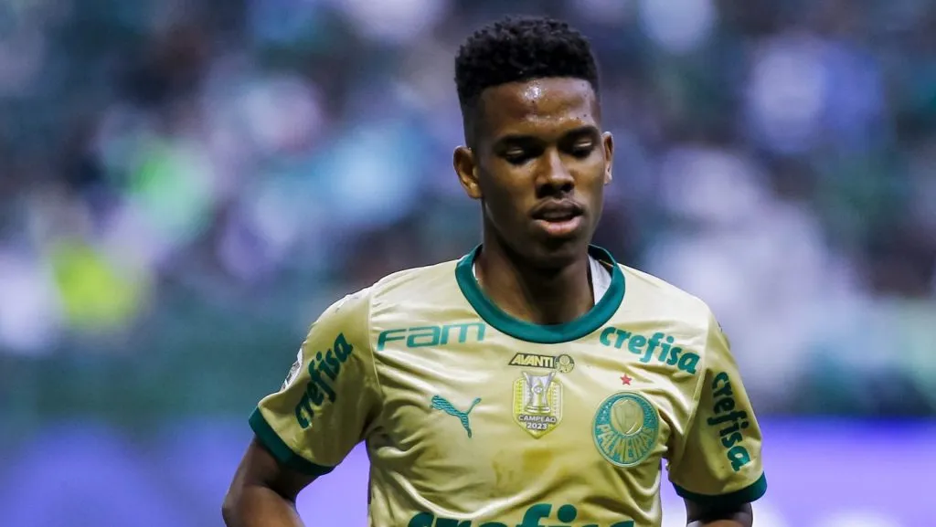 Estêvão em ação pelo Palmeiras. Foto: Marco Miatelo/AGIF