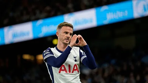 James Maddison durante a comemoração de um de seus gols na vitória do Tottenham sobre o Manchester City, no dia 24 de novembro de 2024. (Associated Press / Alamy Stock Photo)