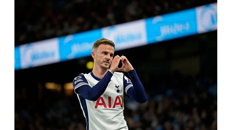 James Maddison durante a comemoração de um de seus gols na vitória do Tottenham sobre o Manchester City, no dia 24 de novembro de 2024. (Associated Press / Alamy Stock Photo)