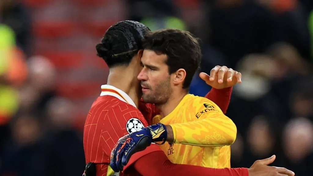 Alisson abraçando Van Dijk em uma partida do Liverpool pela Champions League (IMAGO / Sportimage)