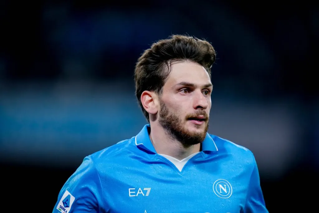 Khvicha Kvaratskhelia em ação pelo Napoli. Manchester United quer fechar acordo milionário com o jogador. Foto: IMAGO / Giuseppe Maffia