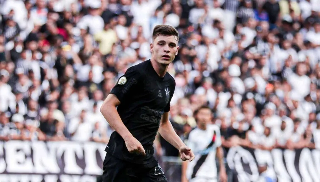 Breno Bidon se deslocando em campo em partida entre Corinthians v Vasco (IMAGO / Pera Photo Press)