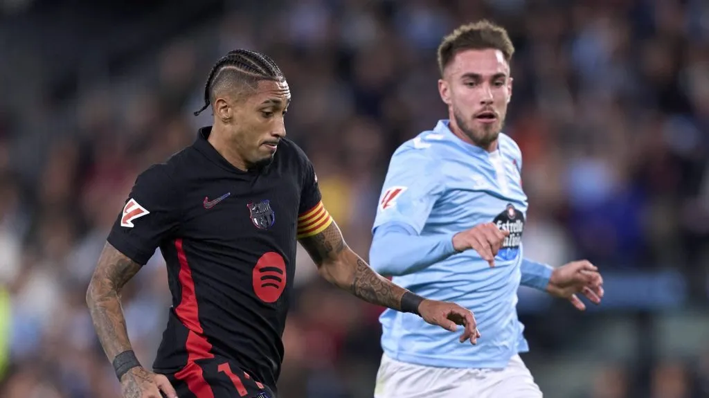 Óscar Mingueza marcando Raphinha na partida entre Celta de Vigo v Barcelona (IMAGO / NurPhoto)