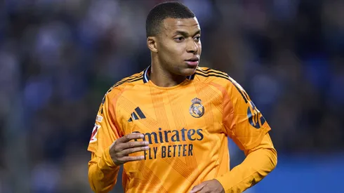 Kylian Mbappé com a camisa do Real Madrid.