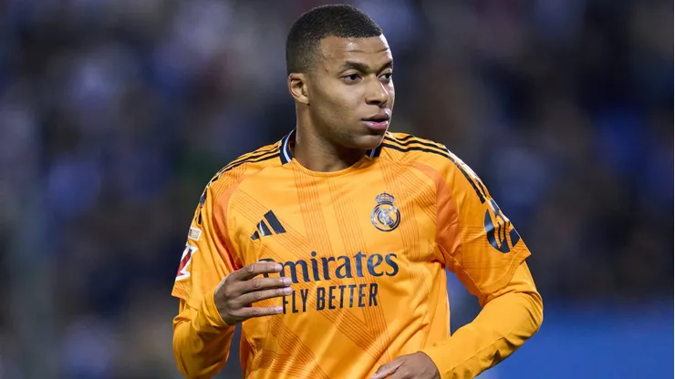Kylian Mbappé com a camisa do Real Madrid.