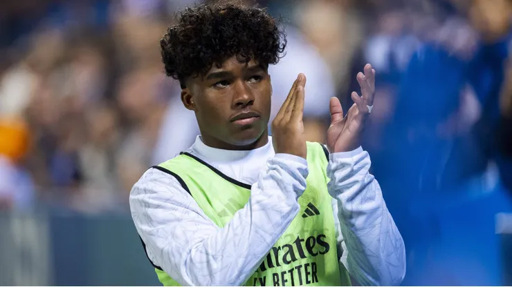 Endrick com o colete de reservas no Real Madrid.