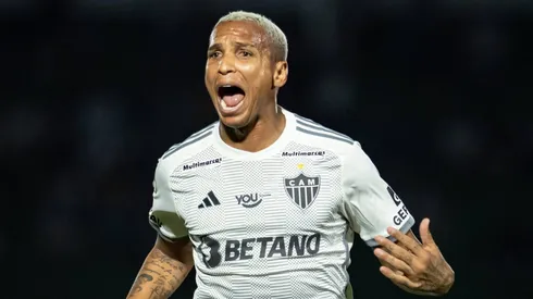 Deyverson com a camisa do Atlético-MG.