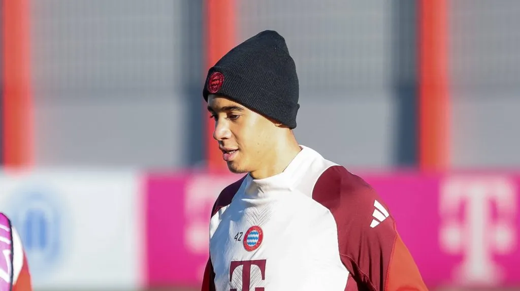 Musiala no centro de treinamento do Bayern de Munique com uniforme e touca (IMAGO / Elbner)