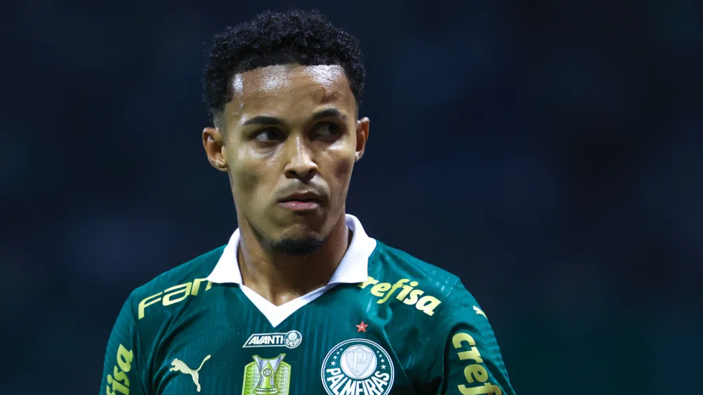 Lázaro em partida pelo Palmeiras (Foto: Marcello Zambrana/AGIF)