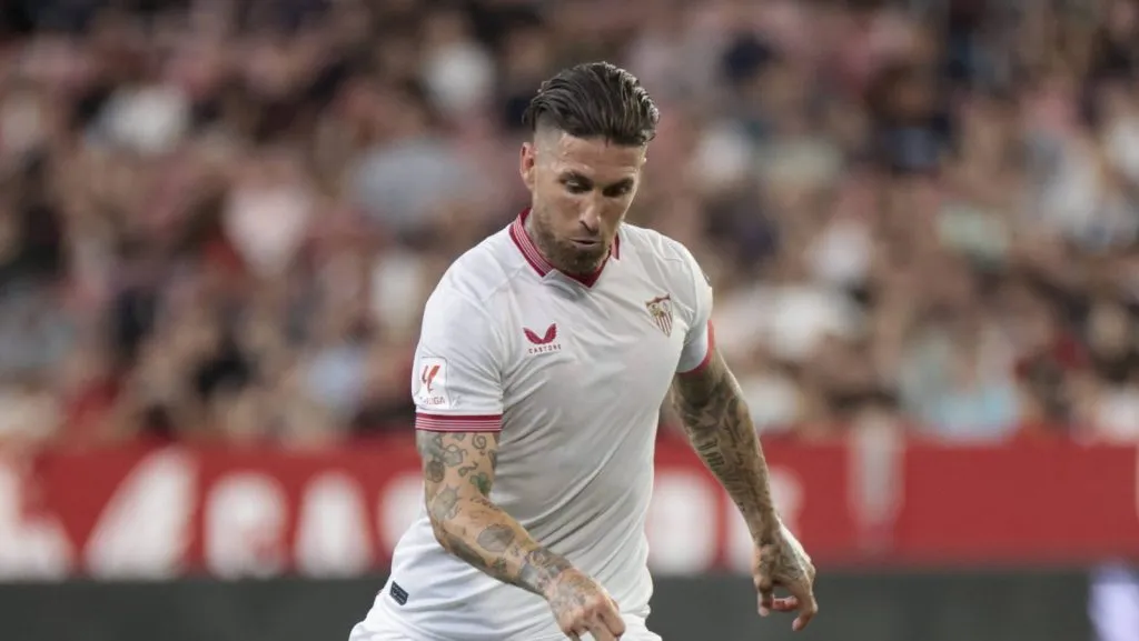 Sergio Ramos com o uniforme tradicional do Sevilla em um jogo contra o Barcelona (IMAGO NurPhoto)