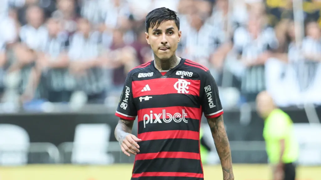 Erick Pulgar em partida pelo Flamengo (Foto: Gilson Lobo/AGIF)
