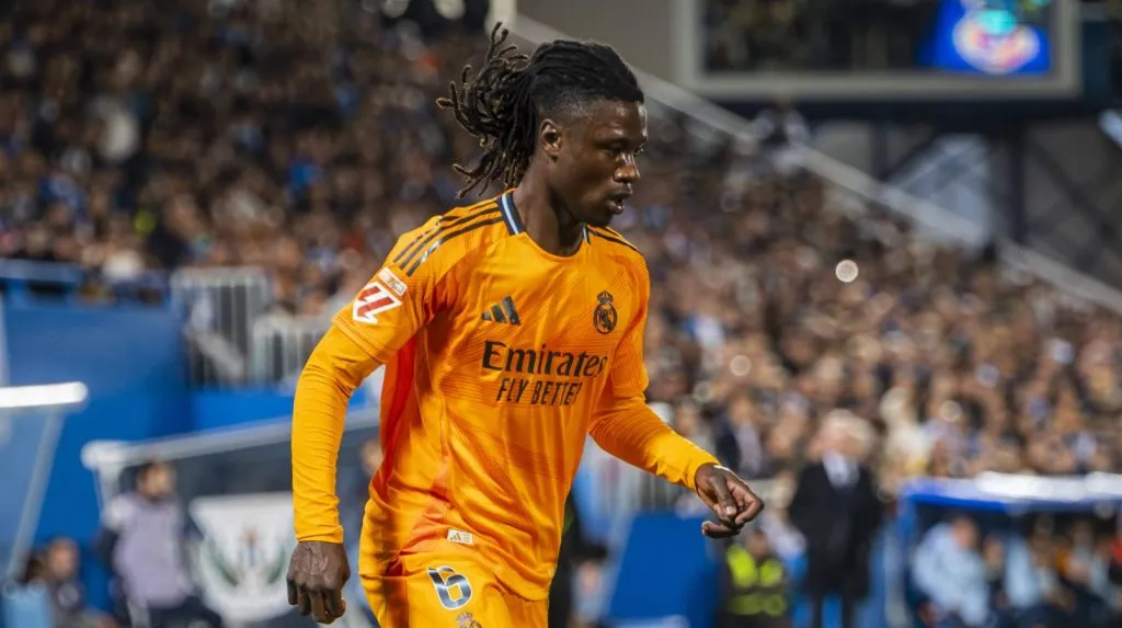 Camavinga conduzindo a bola na partida entre Leganés v Real Madrid (IMAGO Alberto Gardin)