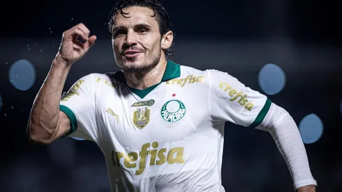 Raphael Veiga comemora o gol da vitória do Palmeiras sobre o Atlético-GO, no dia 23 de novembro de 2024. (Associated Press / Alamy Stock Photo)