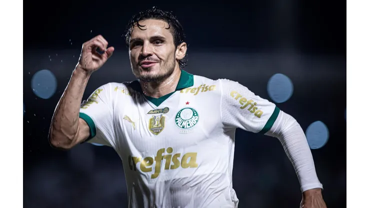 Raphael Veiga comemora o gol da vitória do Palmeiras sobre o Atlético-GO, no dia 23 de novembro de 2024. (Associated Press / Alamy Stock Photo)