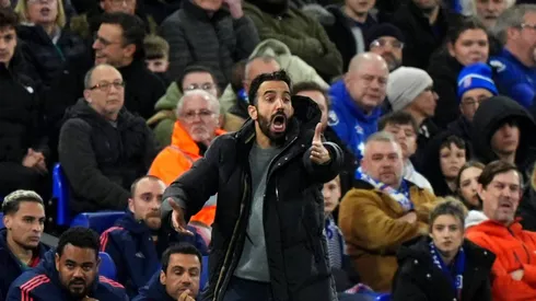 Ruben Amorim à beira do campo orientando os jogadores do Manchester United em sua estreia