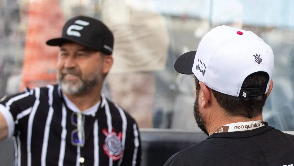 Augusto Melo posando para uma foto e uma pessoa com uma camisa escrito 'não vai ter golpe' de costas (IMAGO Fotoarena)