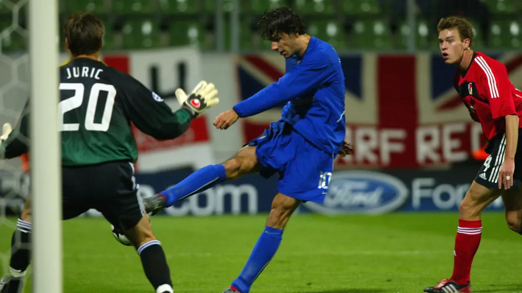 van Nistelrooy em partida contra o Bayer Leverkusen (Photo By Ben Radford/Getty Images)