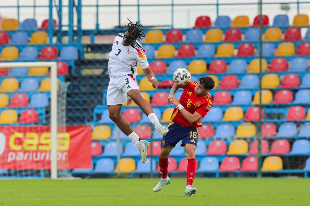 Antonio Cordero (a direita) atuando pela Seleção da Espanha sub-19. (Photo by Vasile Mihai-Antonio/Getty Images for DFB)