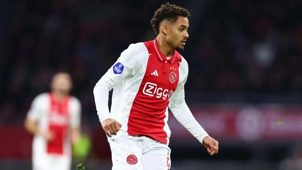 Devyne Rensch em partida pelo Ajax (Foto: IMAGO / Pro Shots)