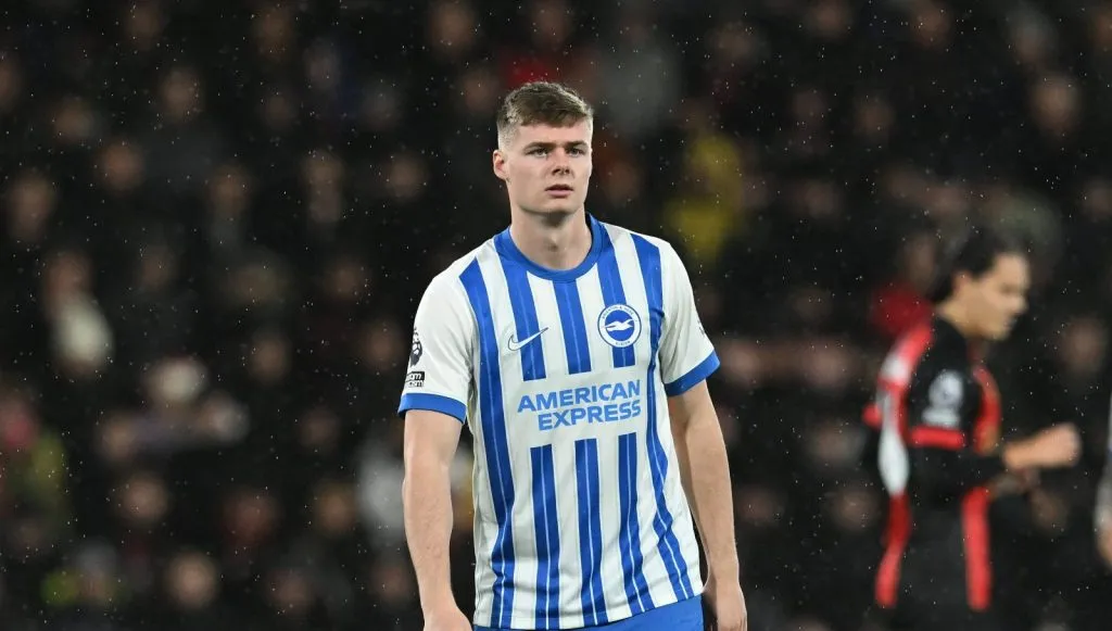 Evan Ferguson com o uniforme tradicional do Brighton em partida contra o Bournemouth (IMAGO Pro Sports Images)
