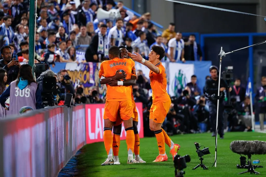 Mbappé e Vini Jr. comemoram gol juntos – Foto: Imago