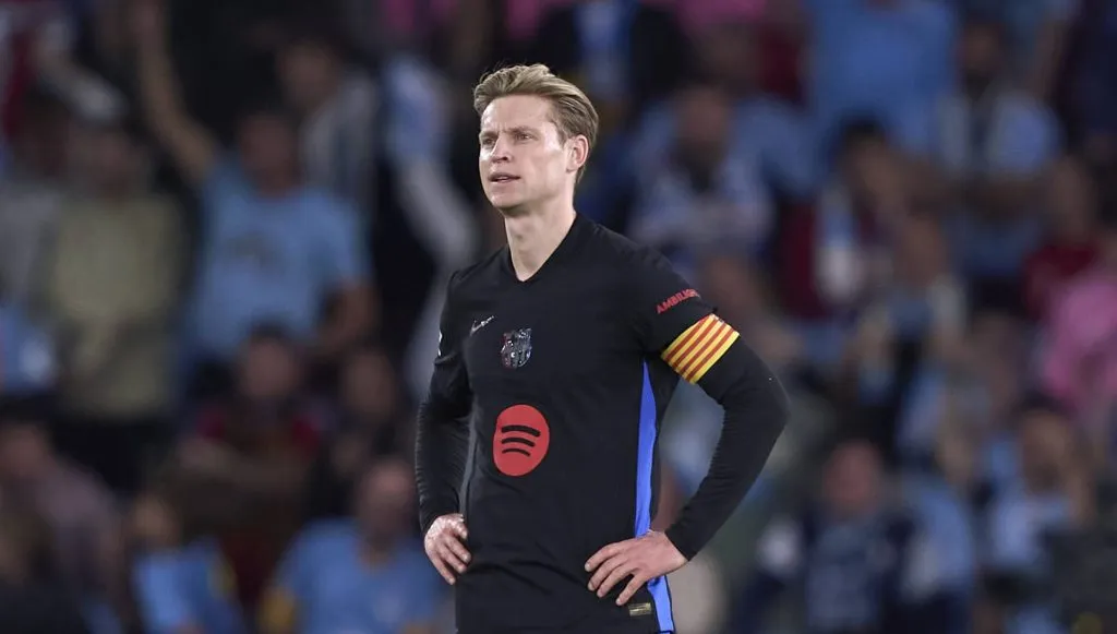 Frenkie de Jong com a braçadeira de capitão do Barcelona no jogo contra o Celta de Vigo (IMAGO NurPhoto)