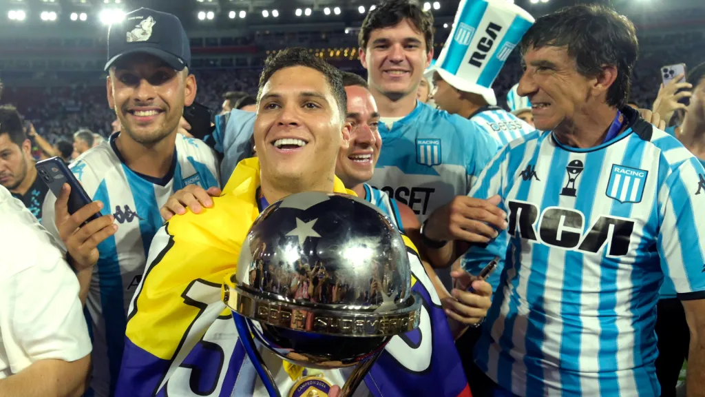 Fernando Quintero comemorando o título da Sul-Americana (Foto: IMAGO / PHOTOxPHOTO)